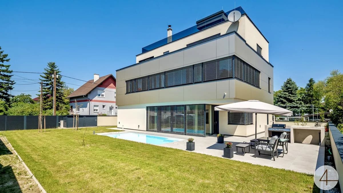 Premium-Villa - mit grünem Weitblick - sonnige Ausrichtung - hochwertige Ausstattung - Salzwasserpool - Garage - Lift