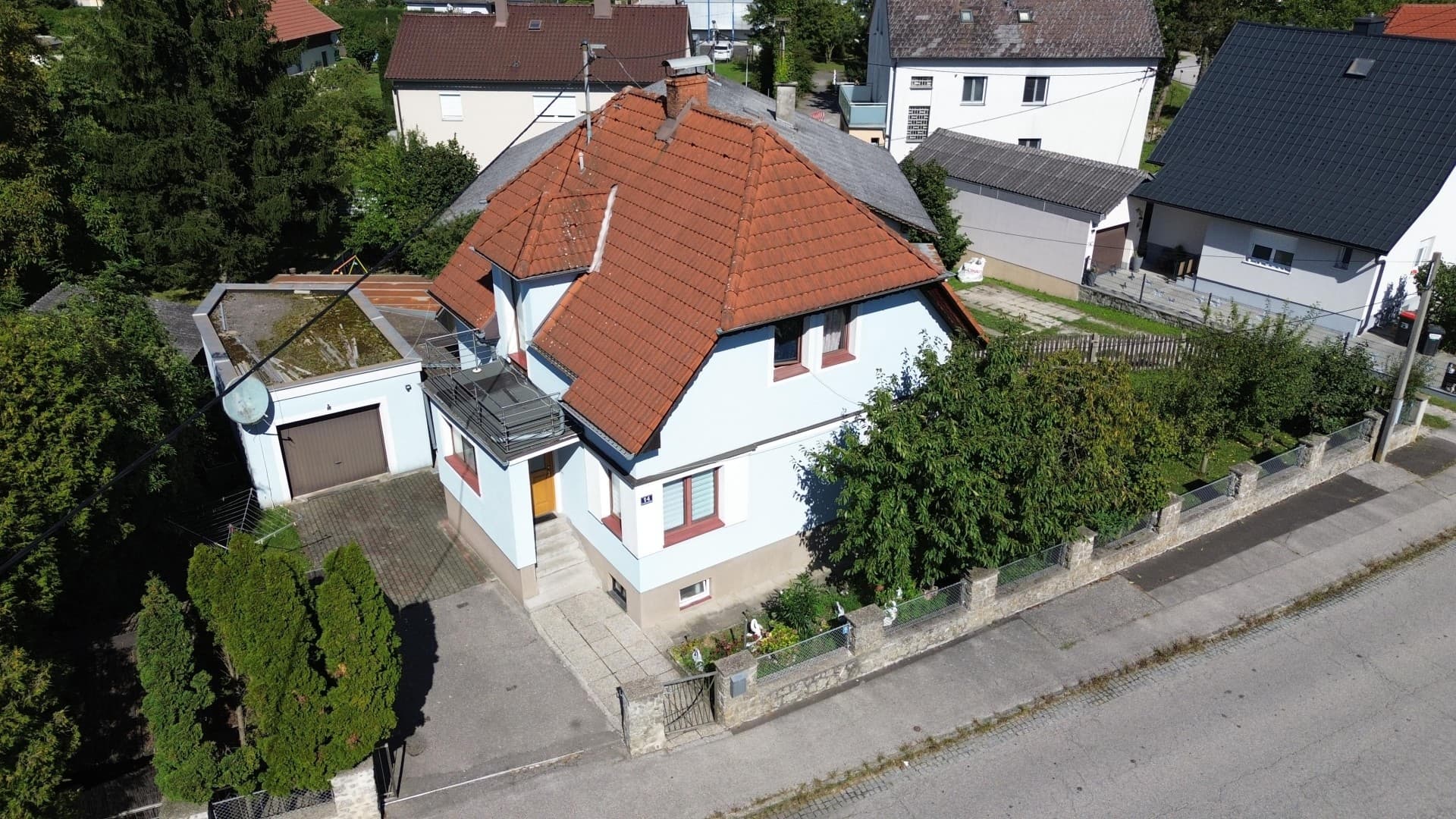 Kompaktes Wohnhaus mit Keller in Bahnhofsnähe 4 Schlafzimmeri - Bild 1