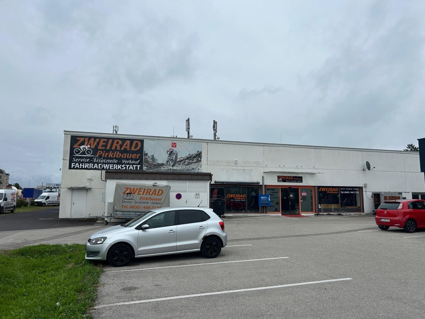 990 m2 Halle und Büro direkt an der Salzburgerstrasse - GESCHÄFTSFLÄCHEWIDMUNG- sehr guteSichtbarkeit - Bild 1