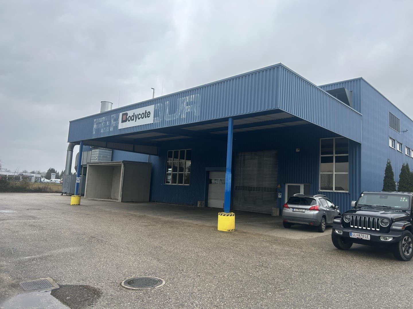 Lager-/Produktionshalle mit Büro in Toplage direkt an der B 1 mit 2500 KVA Stromleistung und Hausbrunne - Bild 1