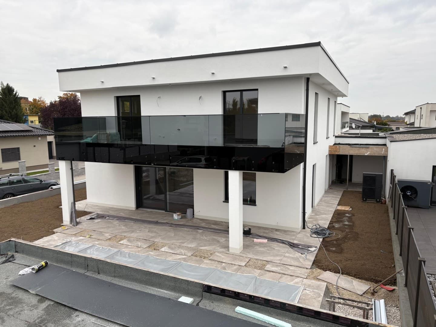 Neu gebautes Haus mit Pool und Doppelgarage - Bild 1