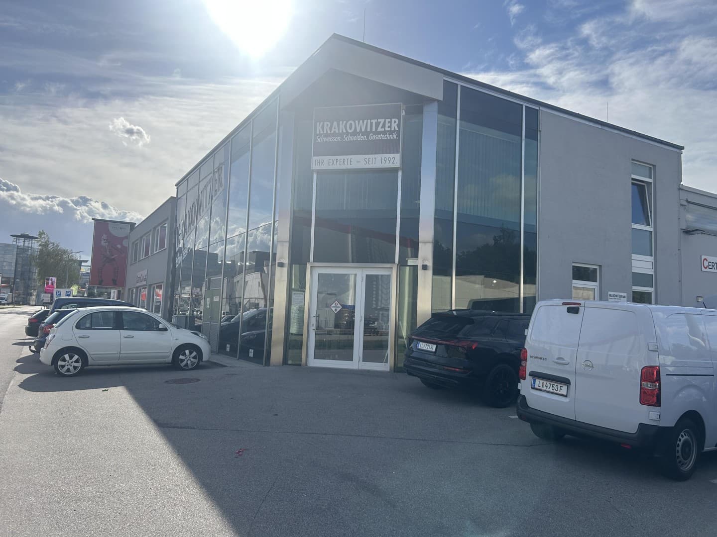 Zentral gelegene Lagerflächen zu vermieten ca. 456 m² Halle und 435 m² Büro und 593 m2 reines Lager