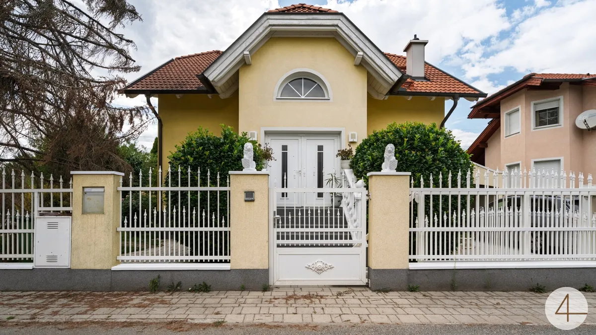 Wohnen mit Stil – Exklusives Einfamilienhaus mit traumhaftem Garten und idyllischem Teich !